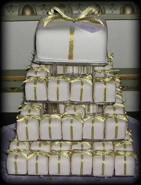 The cake was formed by dozens of uniformsized cakes with a big cake as